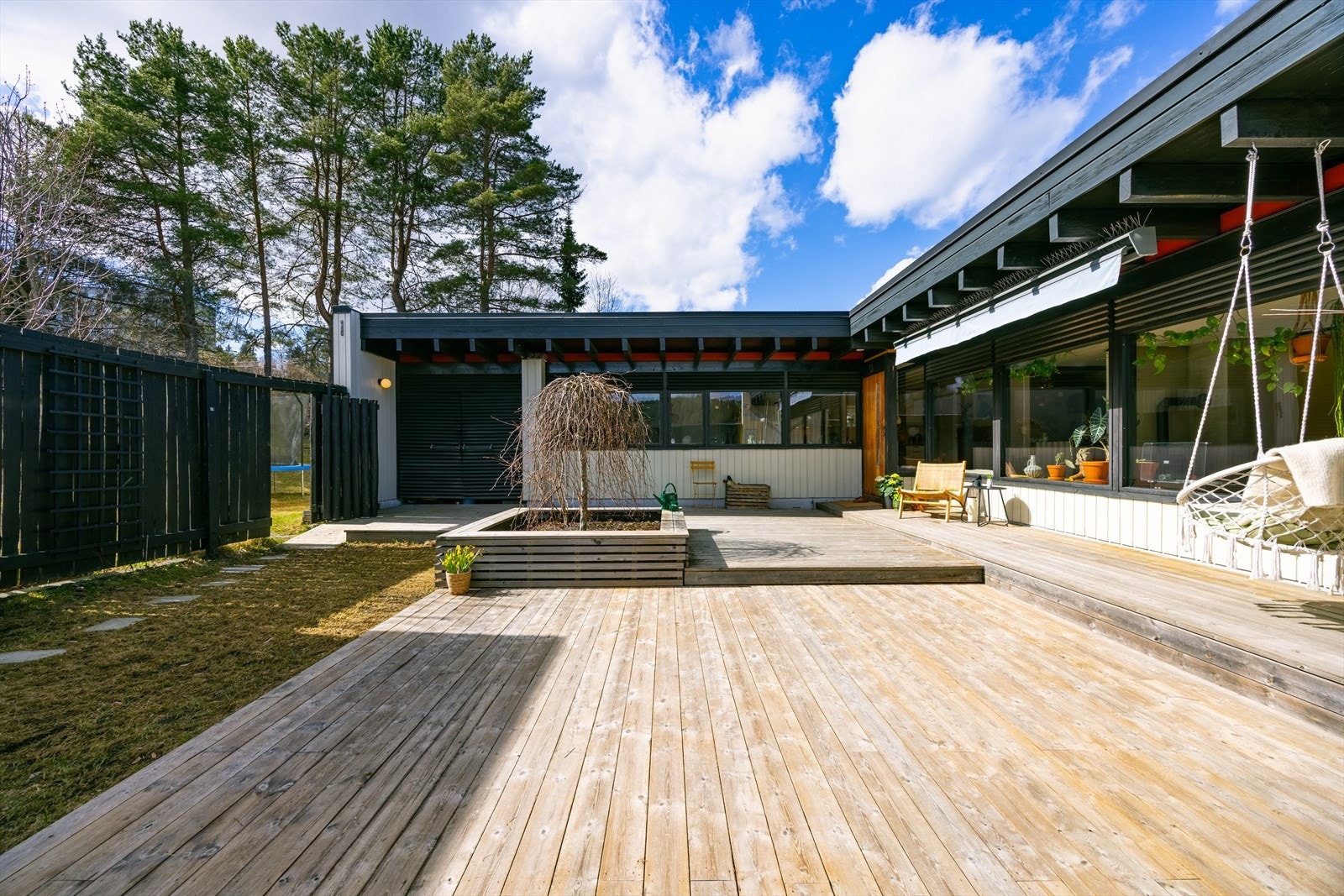 Boligen har en garasje på 11 kvm. I den nye reguleringsplanen er det tilrettelagt for å innlemme dette arealet i boligen Galleribilde