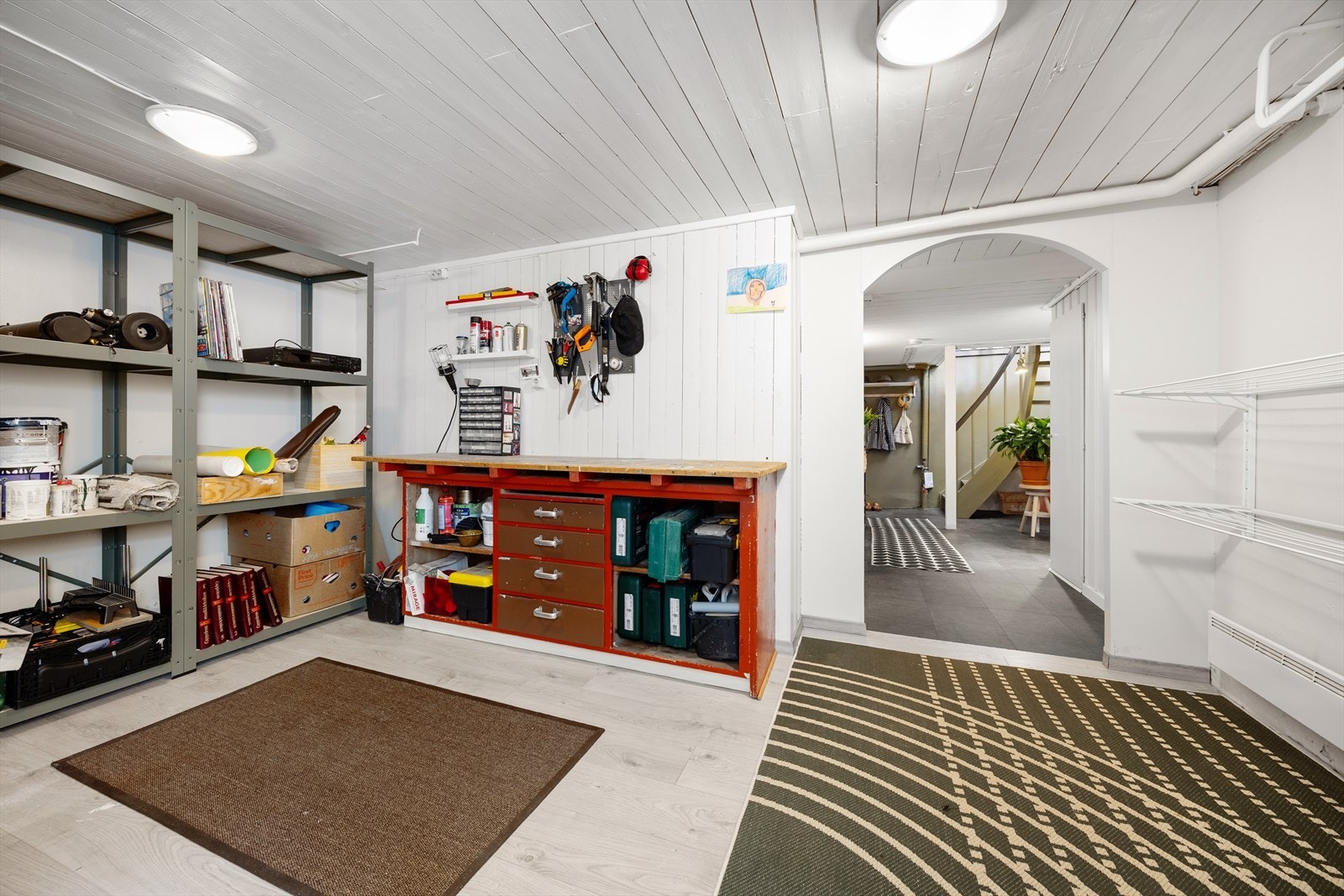 Kjelleretasjen byr på flere praktiske oppbevaringsløsninger. Galleribilde