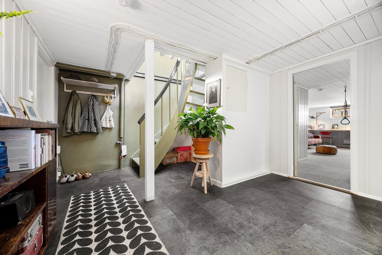 I kjelleretasjen er det rikelig med oppbevaringsmuligheter Galleribilde