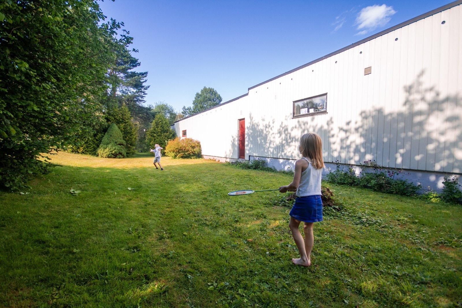 Fine og frodige grøntarealer rundt boligen Galleribilde