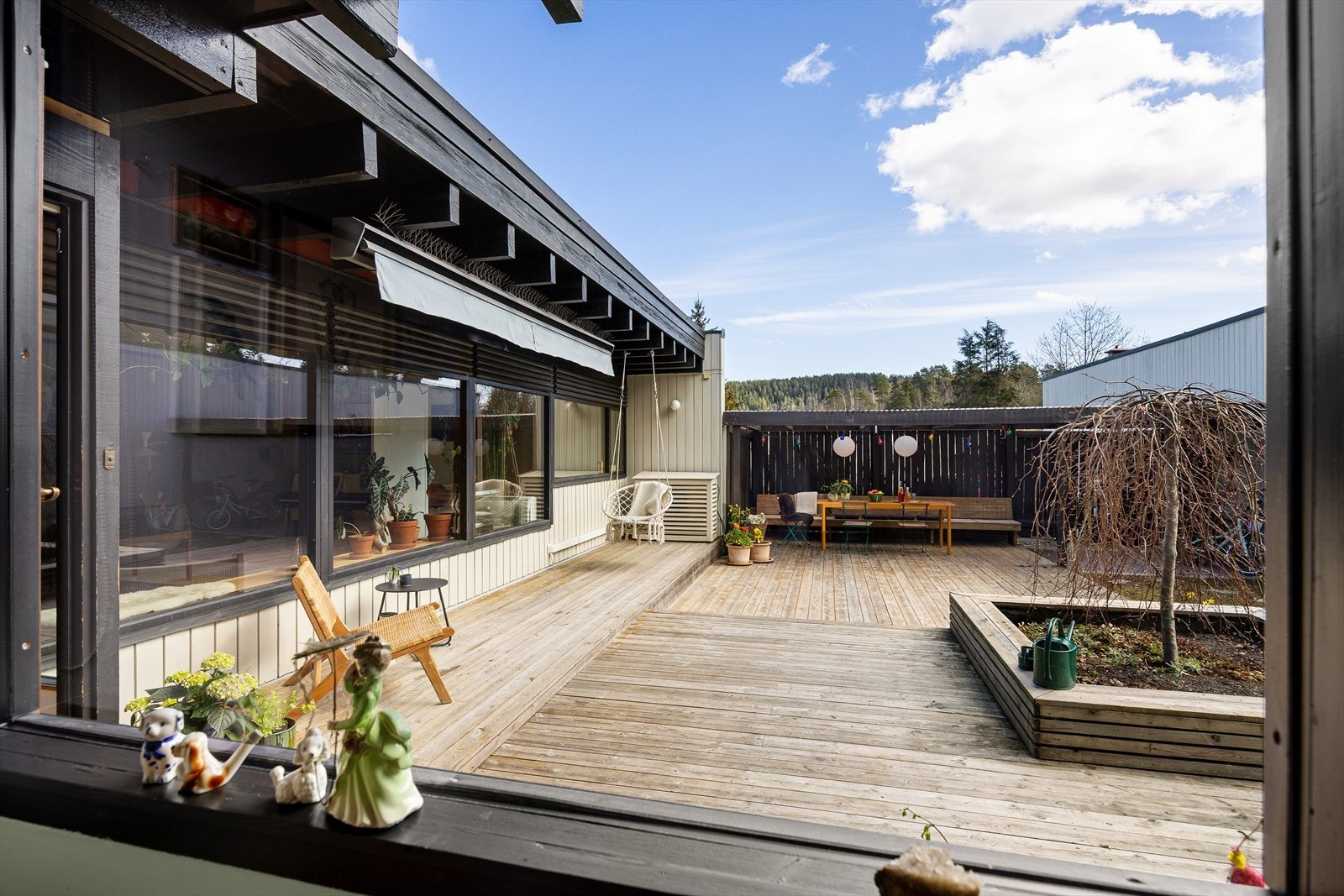 Fint utsyn til atriumshagen fra soveromsvinduet. Galleribilde