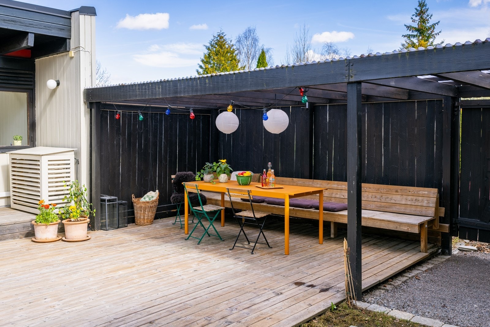 Deler av atriumet har en pergola med tak. Galleribilde