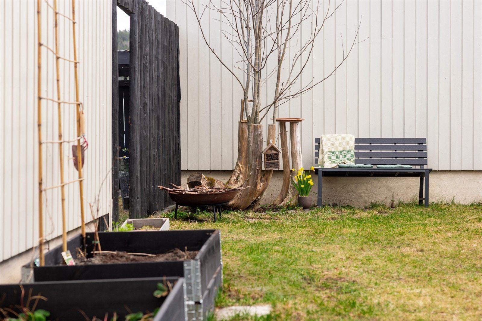 Boligen sokner til Ammerud skole. Elever herfra går så videre til Apalløkka skole. Galleribilde