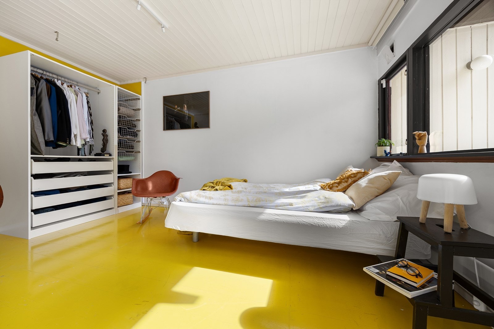 God plass til både seng og oppbevaring... Galleribilde