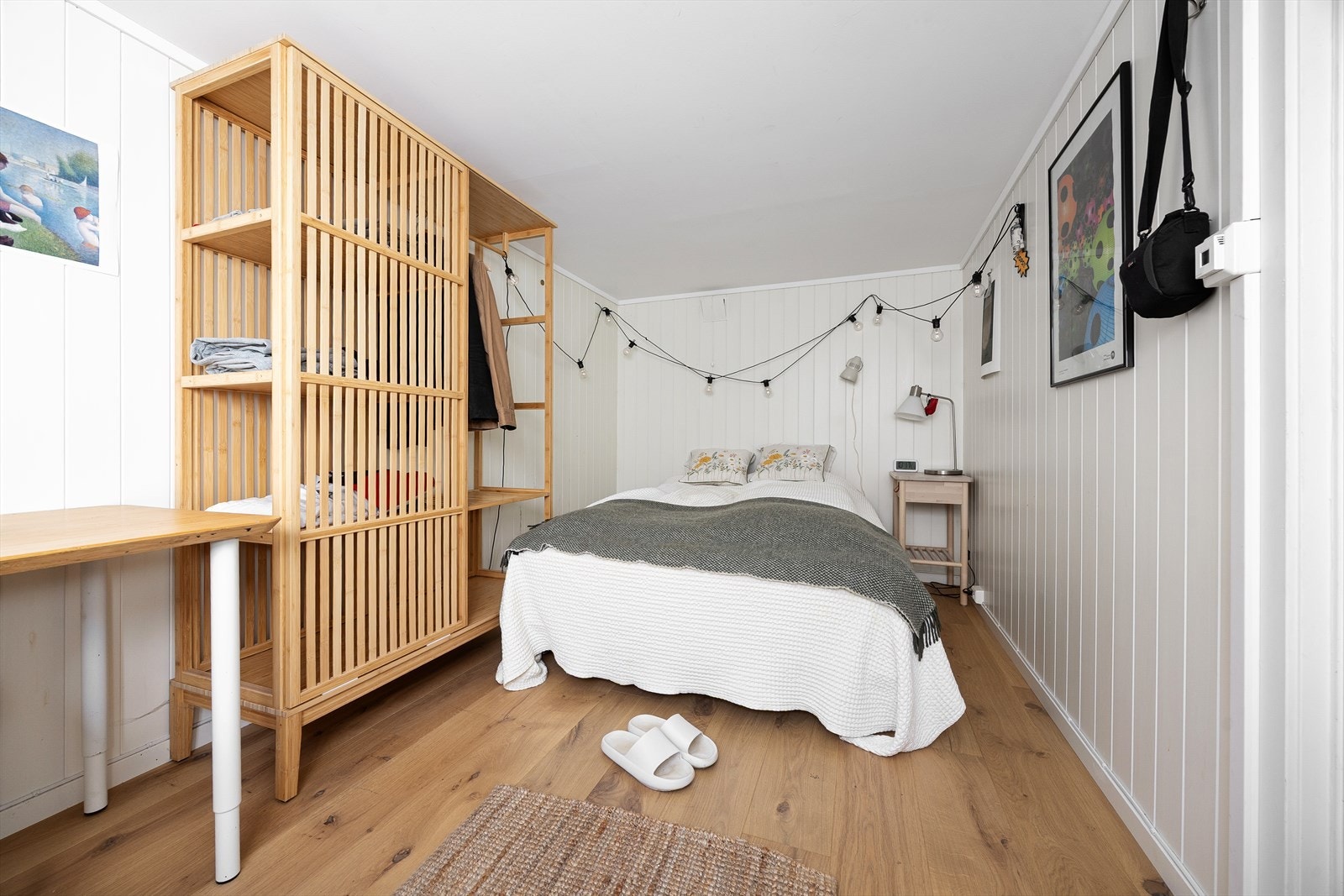 Gulv i soverom av 3-stavs parkett med varmefolie fra 2021. God plass til seng og garderobeløsning. Galleribilde