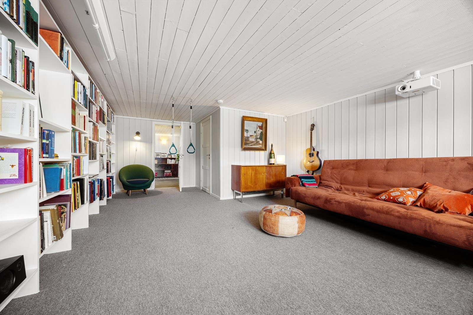 Merk også innvendig bod i kjellerstuen. Selger har også brukt rommet som tv-stue med prosjektor Galleribilde