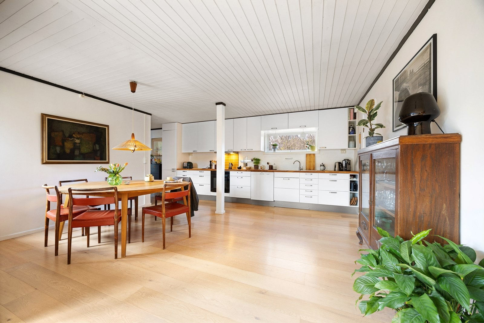 Stort og romslig kjøkkenområde med plass til spisebordsgruppe. Galleribilde