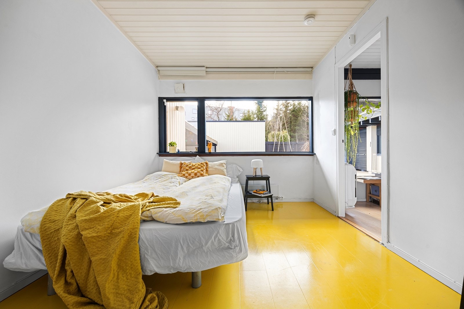 Hovedsoverom i 1. etasjen med enkel adkomst fra stuen. Galleribilde