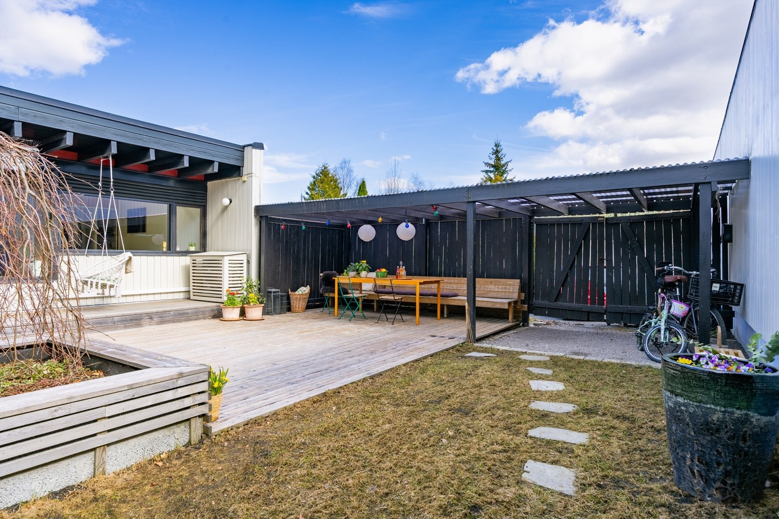 Atriumet har også en plass under pergolaen til oppbevaring av sykler ol. Galleribilde