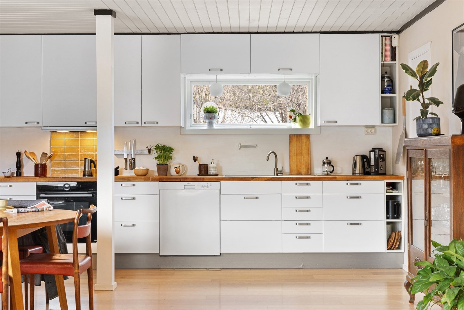 Delvis integrerte hvitevarer. Stekeovn og kjøkkenvifte fra 2022. Avtrekk ut av yttervegg. Galleribilde