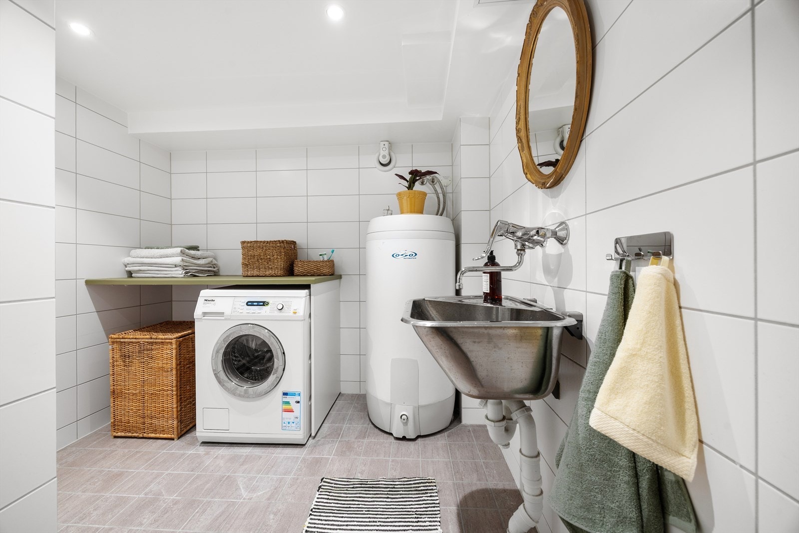 Pent flislagt og romslig vaskerom fra 2015. Galleribilde