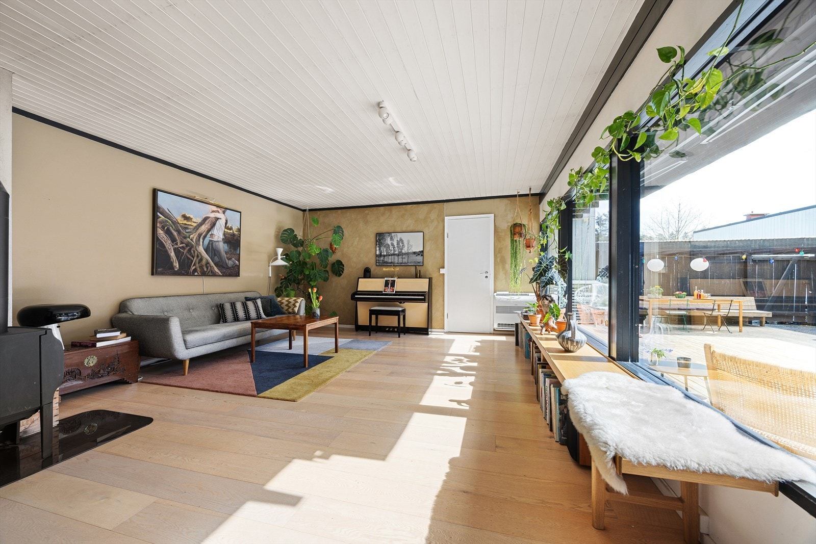 Romslig stue med store vindusflater for rikelig med lysinnslipp. Galleribilde