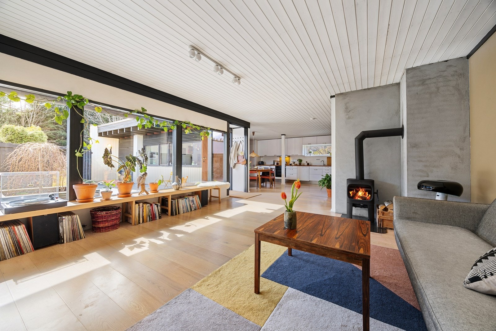 Praktisk, åpen løsning mellom stue og kjøkken. Peisovnen i stuen er fra 2016. Galleribilde