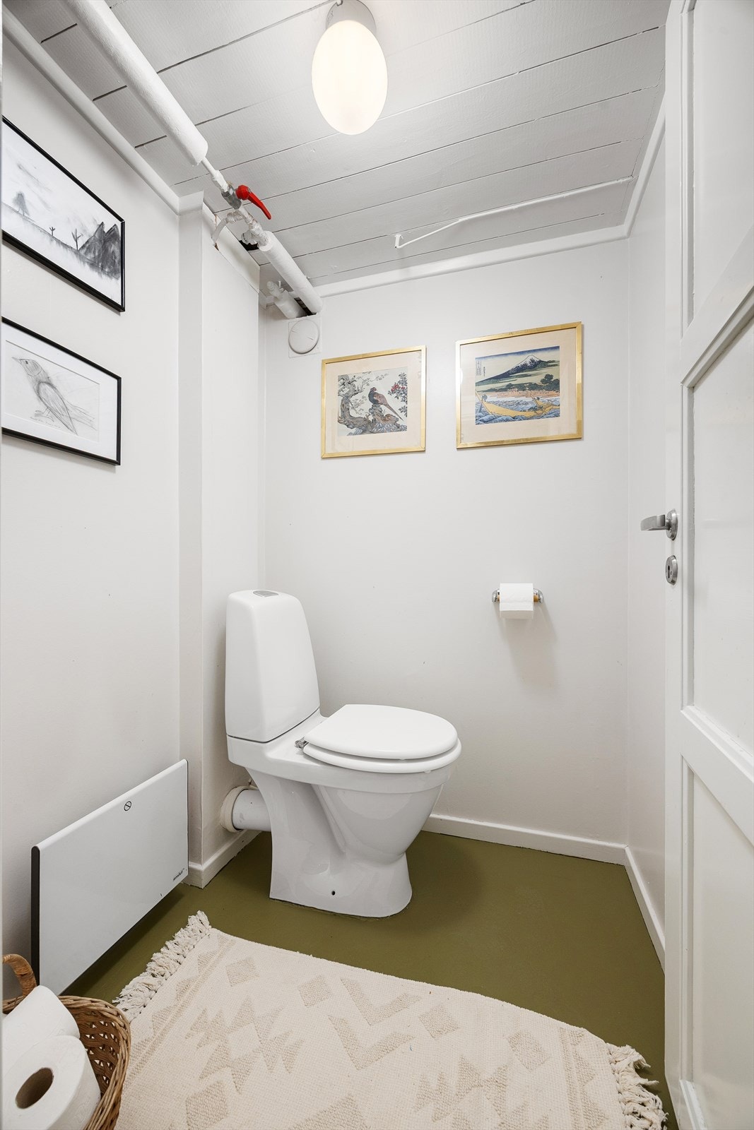 Ved siden av badet er det separat toalettrom Galleribilde