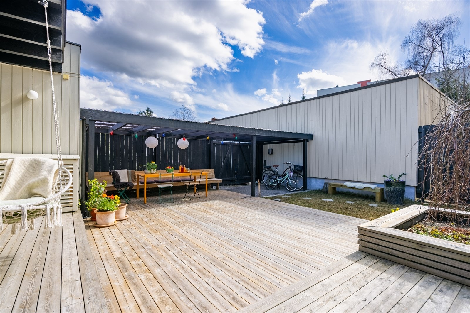 Stor markterrasse i atriumshage på 80 kvm. Galleribilde