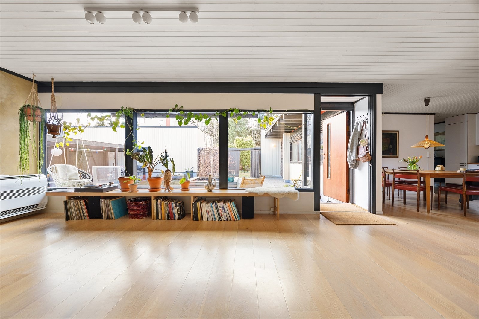 Vinduer av trekarmer og tolags isolerglass. De fleste vinduer inn mot atrium ble byttet i 2019. Galleribilde