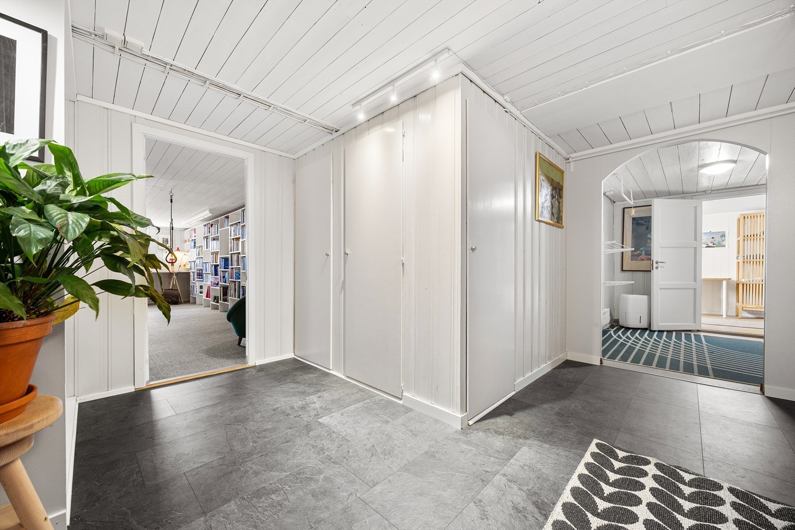 Integrerte skaper for oppbevaring i gangen. Videre er det også en kjellerbod til høyre for bildet Galleribilde