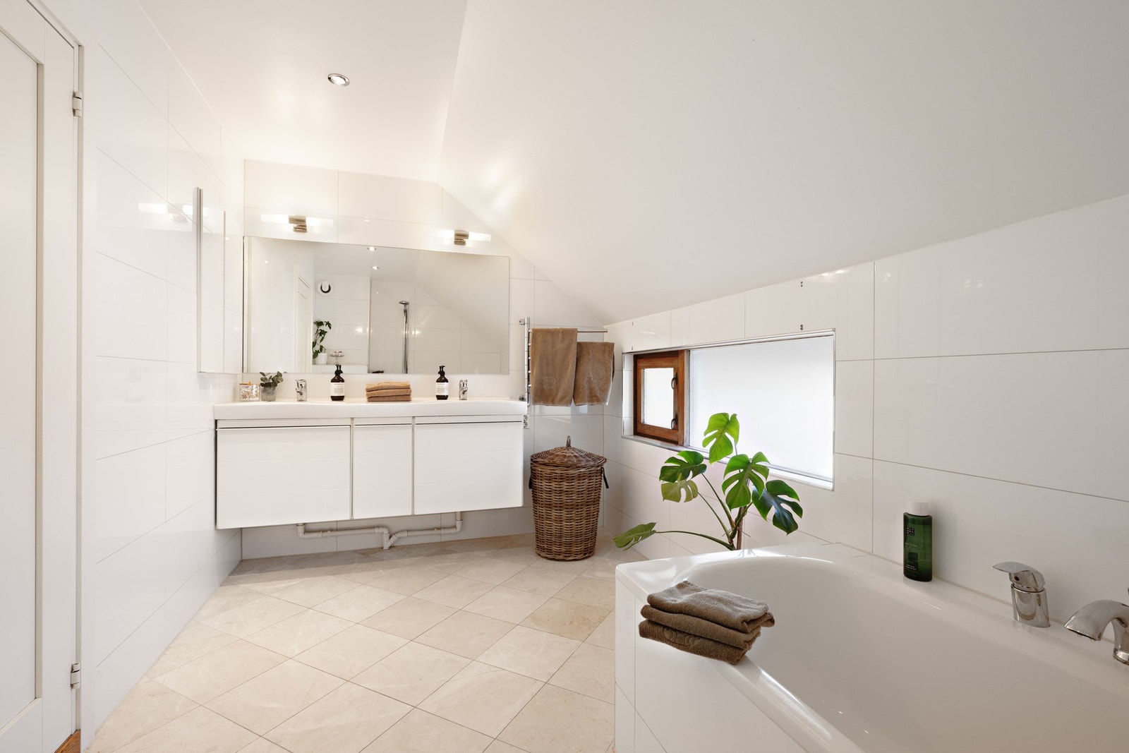 Lyst bad i 2. etasje, oppusset i 2009 Galleribilde