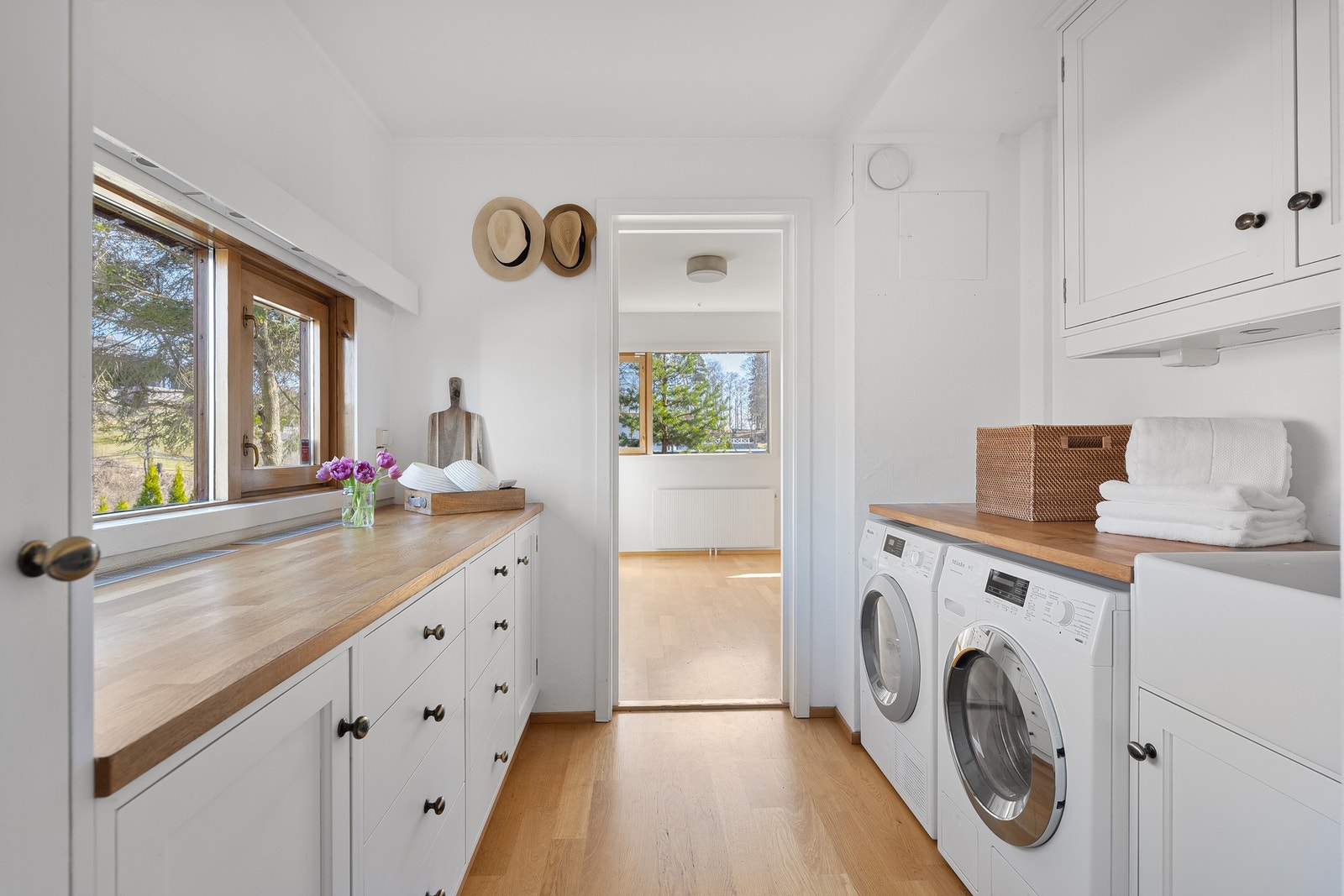 Grovkjøkken med opplegg for vaskemaskin Galleribilde