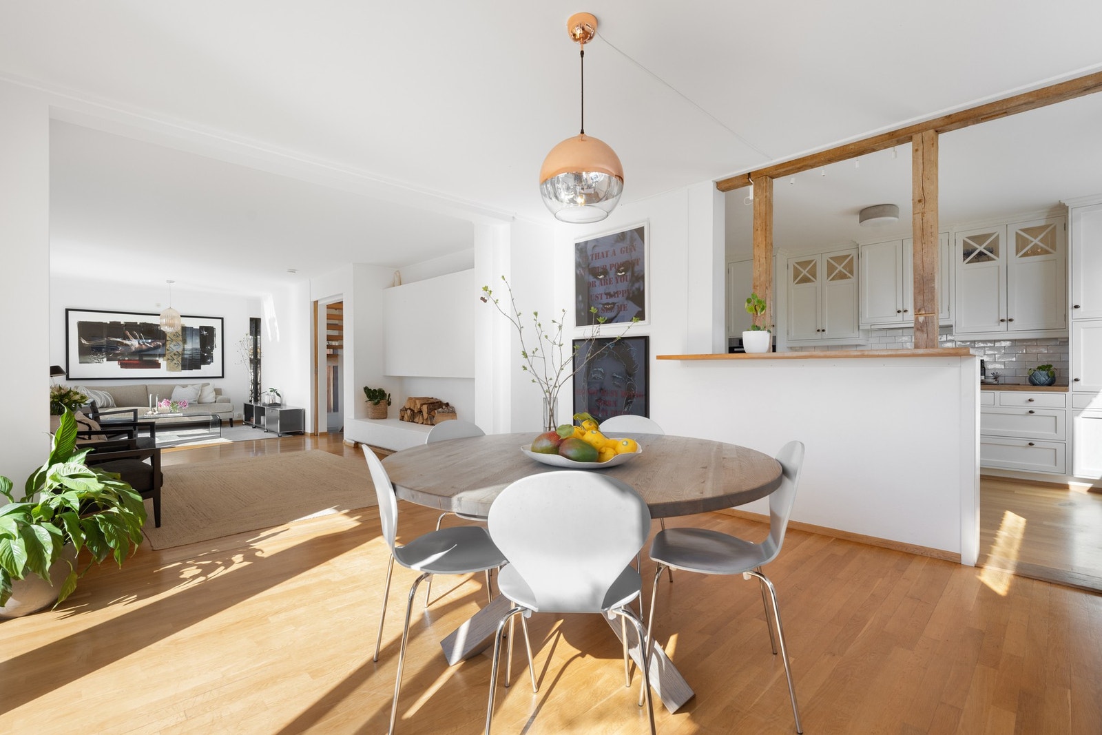 Spisestuen ligger i åpen forbindelse med kjøkkenet, som er innredet med klassisk innredning med hvite, glatte fronter og enkelte overskap med glassfronter. Galleribilde