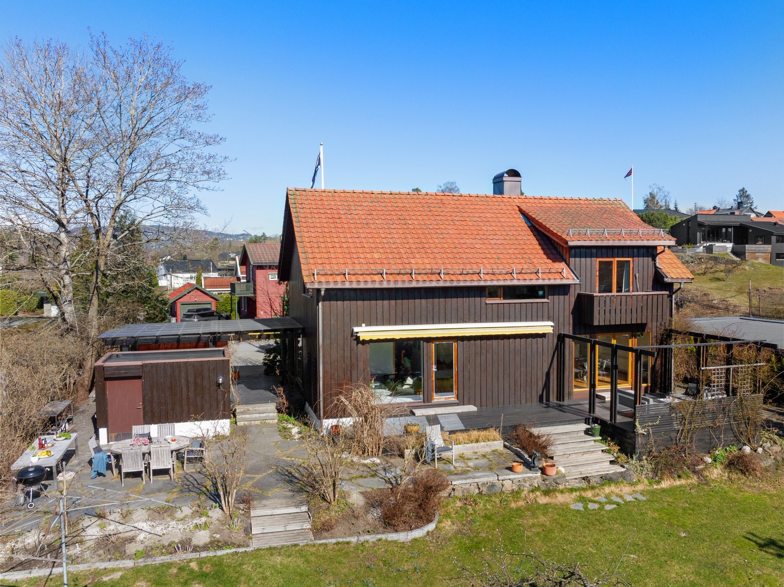 Det er flere usjenerte og solrike uteplasser med fint utsyn Galleribilde