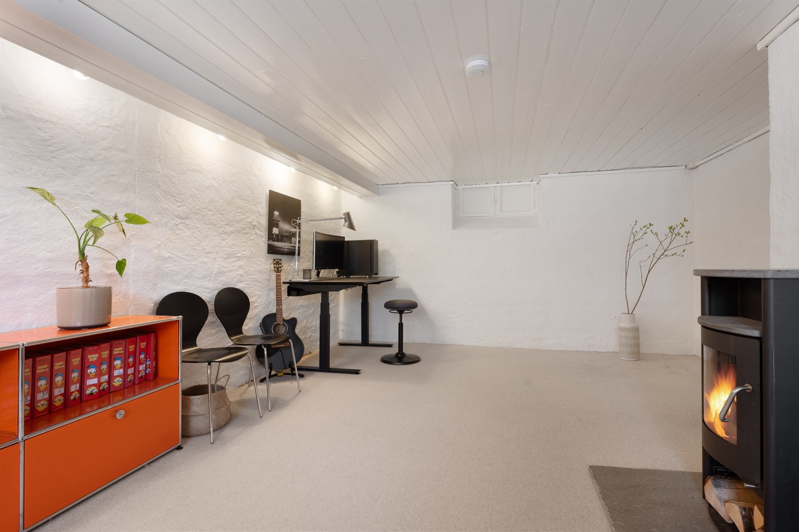 I kjelleren finner du et stort rom med peis, som i dag er innredet som TV-stue og hjemmekontor. Rommet er ikke et rom som er godkjent for varig opphold, men gir likevel mange bruksmuligheter Galleribilde