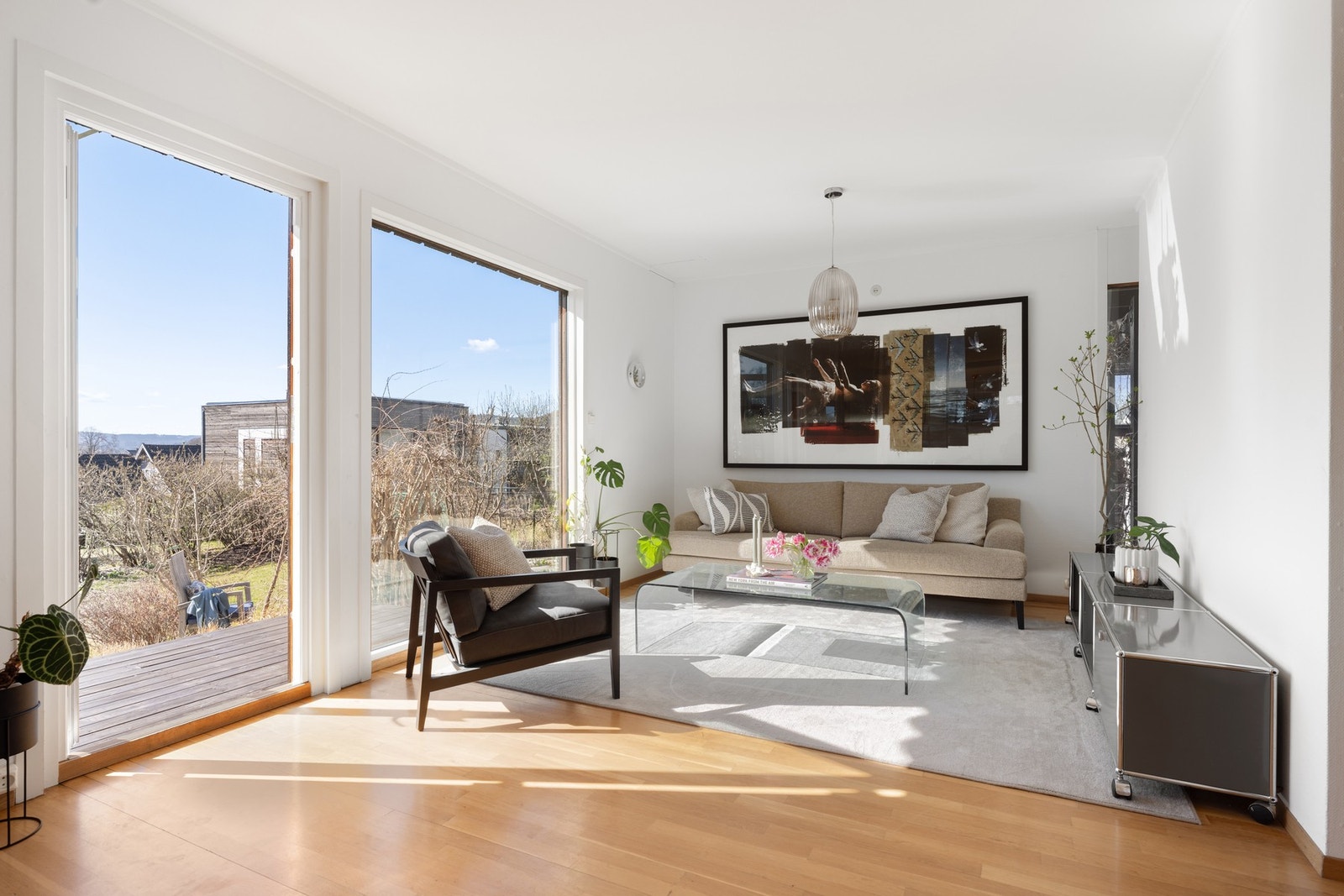 Rommet har gode møbleringsmuligheter med plass til flere sittegrupper, og en koselig peis i stuedelen Galleribilde