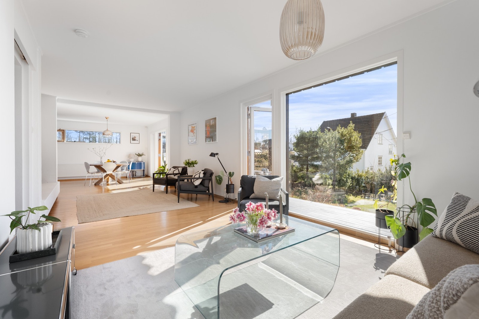 Lyst og luftig allrom med store vindusflater som slipper inn rikelig med dagslys, og utgang til hyggelige terrasseområder Galleribilde