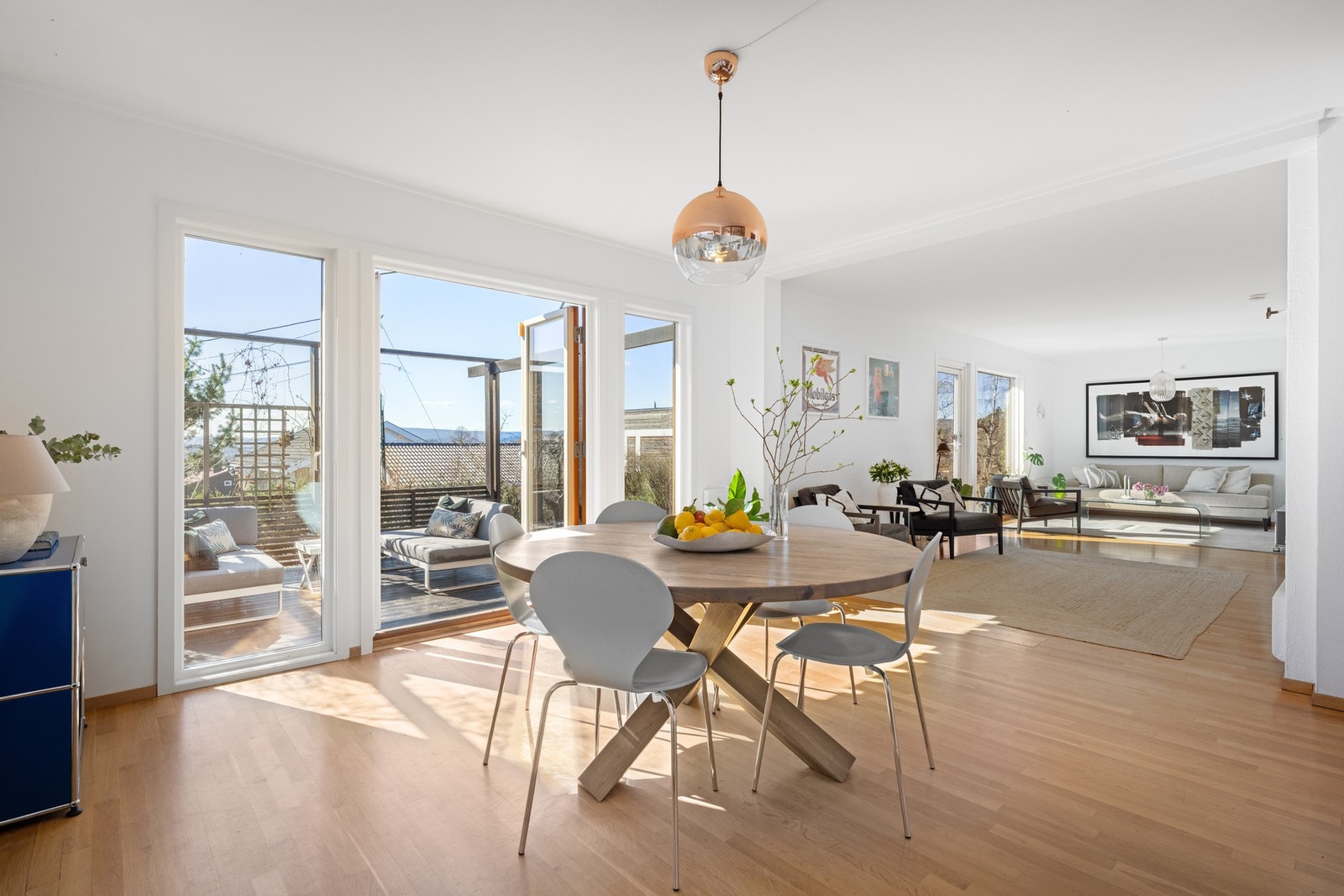 Romslig og lys stue/spisestue med utgang til terrasse og hage Galleribilde