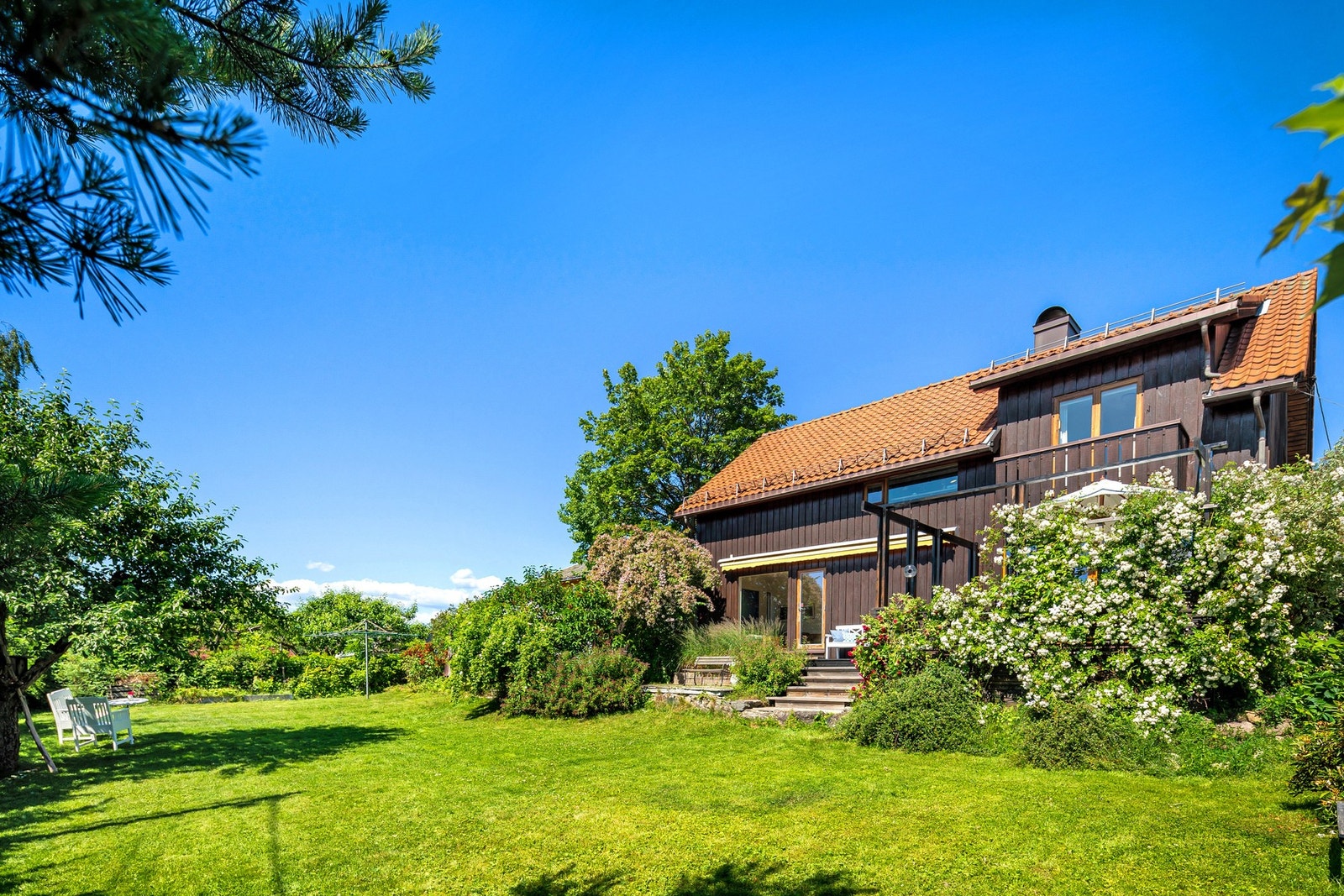 Flat og fin hage som er perfekt for lek og ballspill Galleribilde