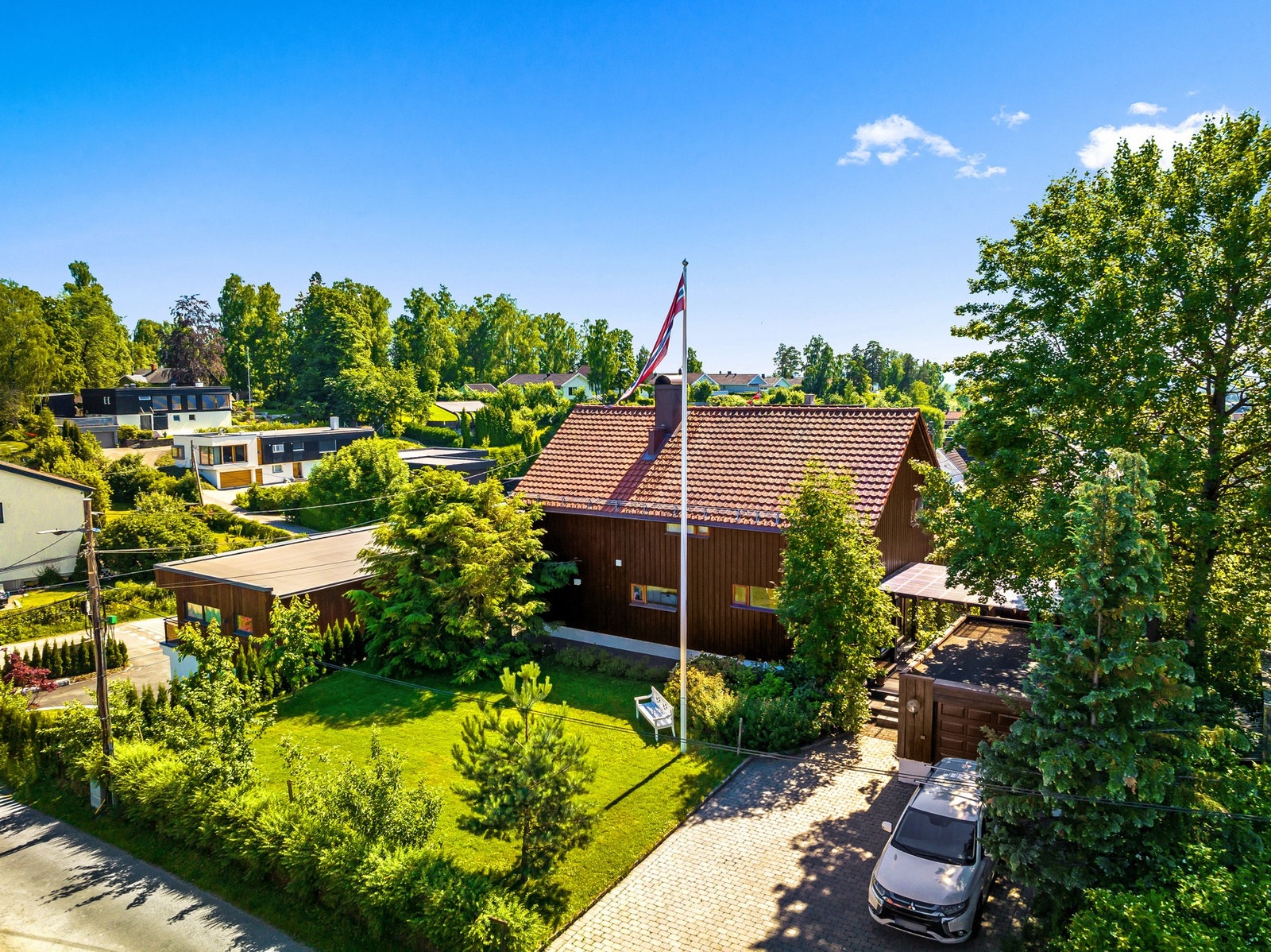 Garasje til en bil + biloppstillingsplasser på egen gårdsplass Galleribilde