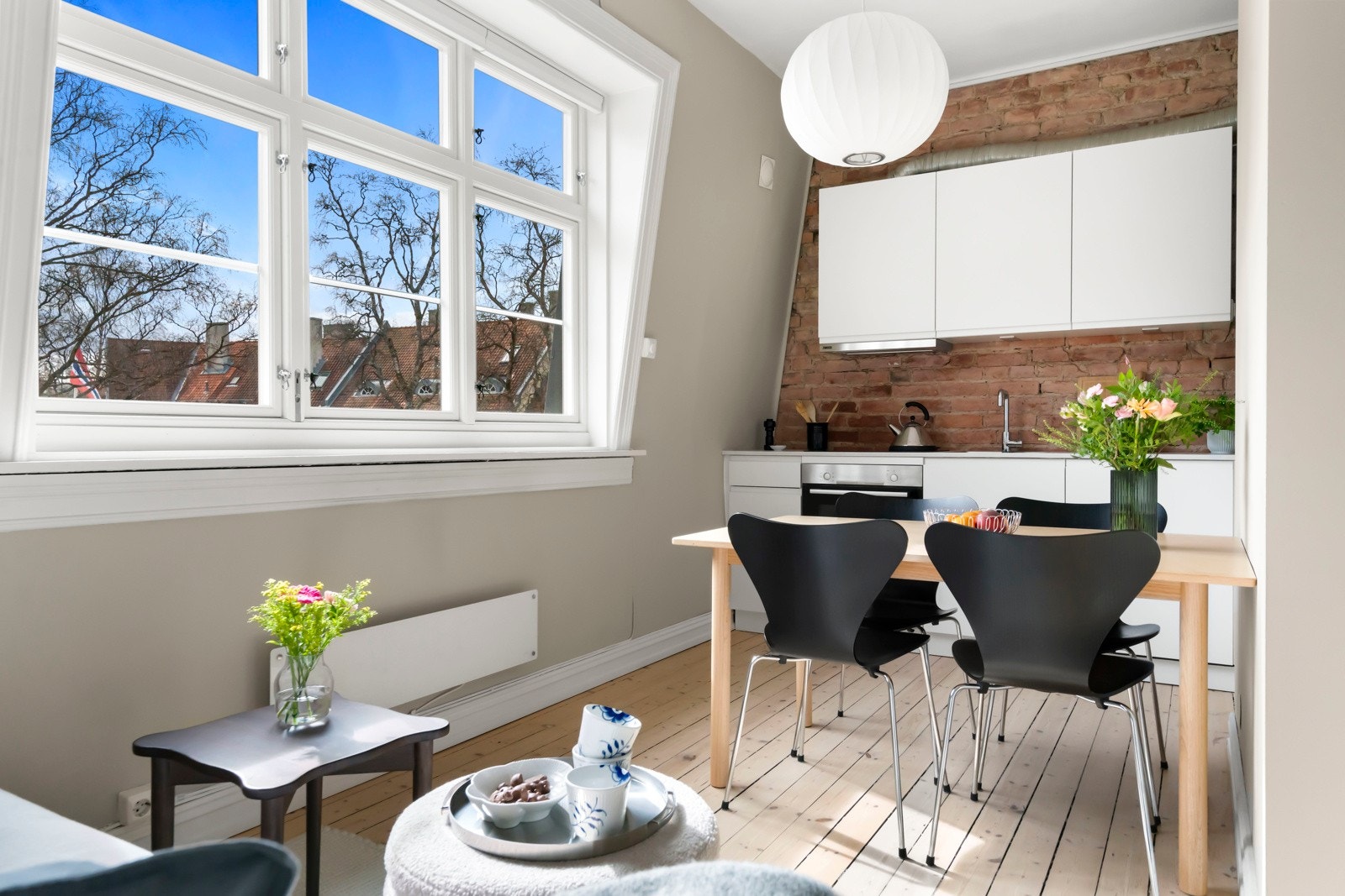 Boligen er plassert i ettertraktede Lindern Hageby, kjent for sine idylliske omgivelser. Galleribilde