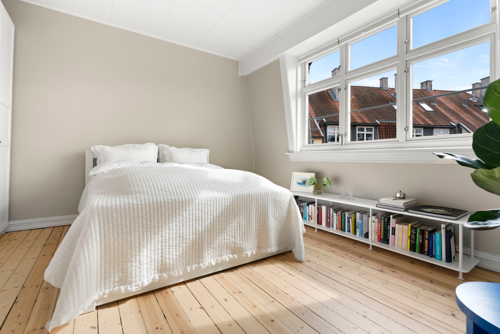 Stort soverom i lyse farger og flott utsyn mot himmel og omgivelsene i bakgården. Området er kjent for å være veldig rolig, som sikrer en god nattesøvn. Galleribilde