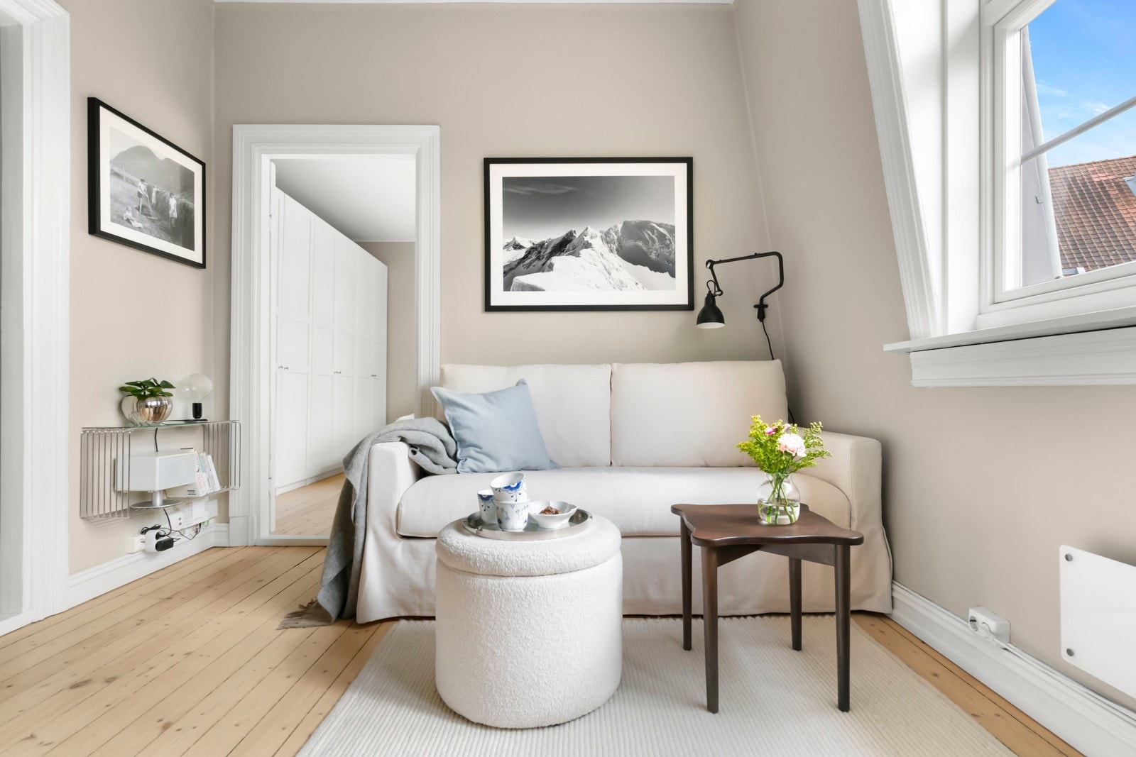 Stuen har en generøs takhøyde på ca. 2,81 m. Galleribilde