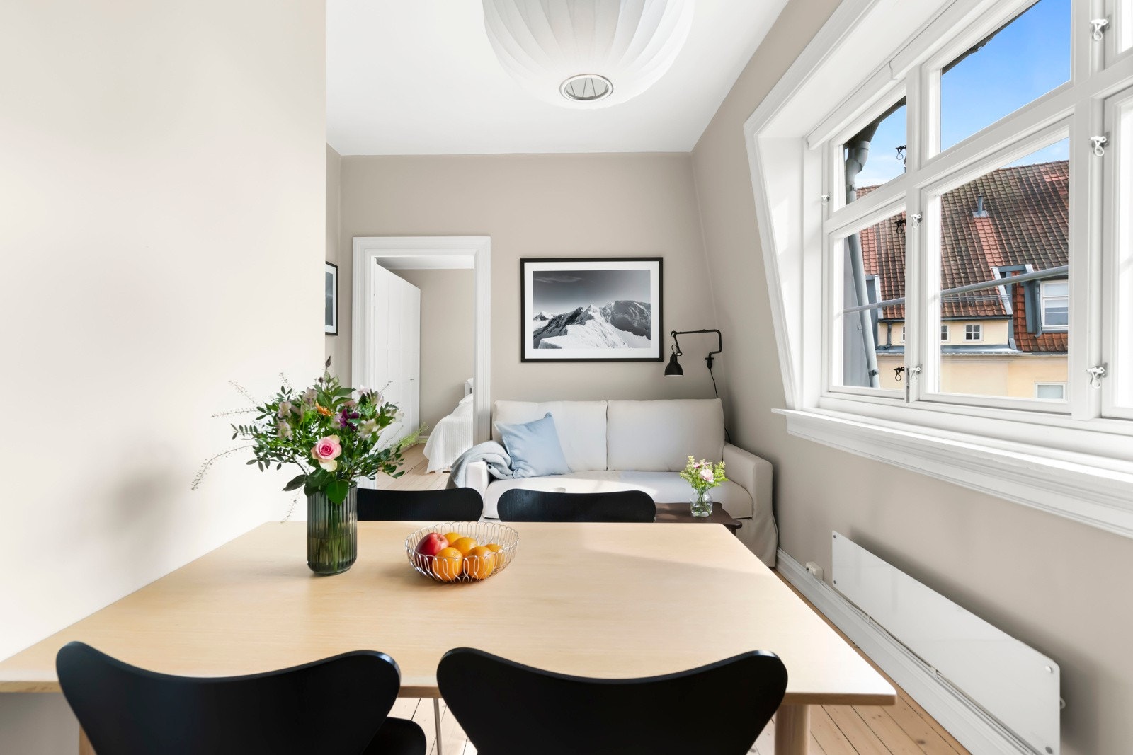 Leiligheten vender i sin helhet mot en grønn bakgård og vakre omgivelser. Direkte sollys fra morgen til kveld. Galleribilde