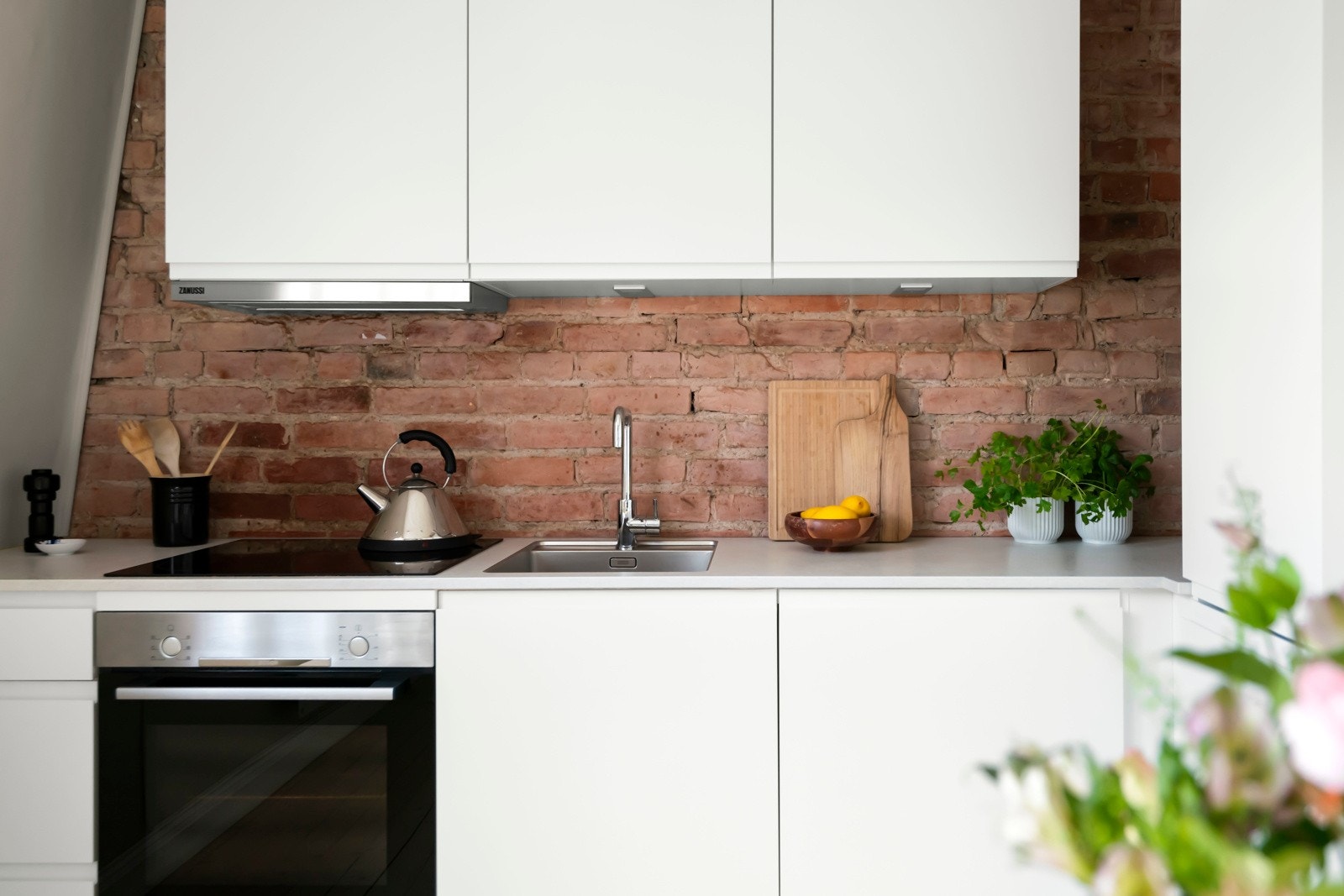 KVIK kjøkkeninnredning fra 2020. Integrert induksjonsplatetopp, stekeovn, oppvaskmaskin og kjøle/fryseskap (2024). Komfyrvakt samt aquastop/lekkasjevarsler med sensorer og magnetventil er installert. Galleribilde