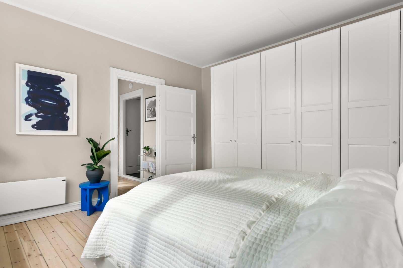 Flere meter med garderobeskap. Galleribilde