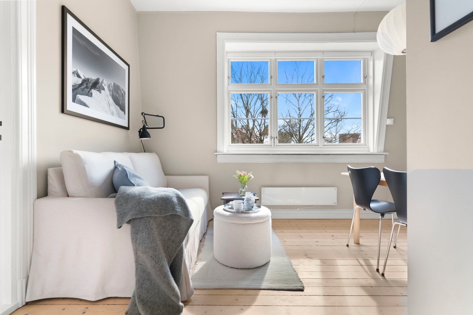 Alle overflater ble malt i 2020, og gulvet ble slipt og oljet i 2021. Galleribilde