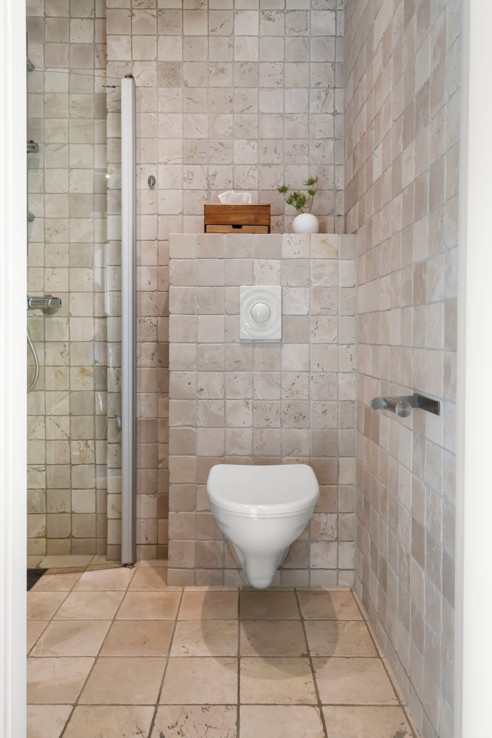 Badet er utstyrt med varmekabler og er innredet med servantskap med glatte fronter og speil på vegg over servant. Galleribilde