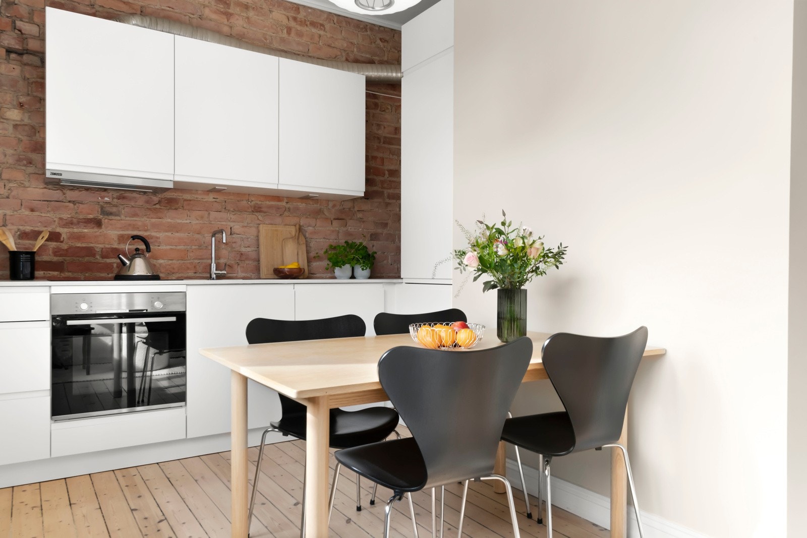 Boligen ligger under ubebygd loft. Kostnad for å kjøpe ut areal på loft ligger i vedtektene. Styret er generelt positive til utbygging. Kjøper er selv ansvarlig for videre undersøkelser. Galleribilde