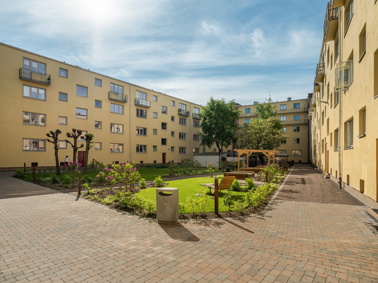 Rett utenfor finner vi denne fantastiske bakgården. Du kommer til å ha direkte tilgang på bakgården fra oppgangen. Galleribilde