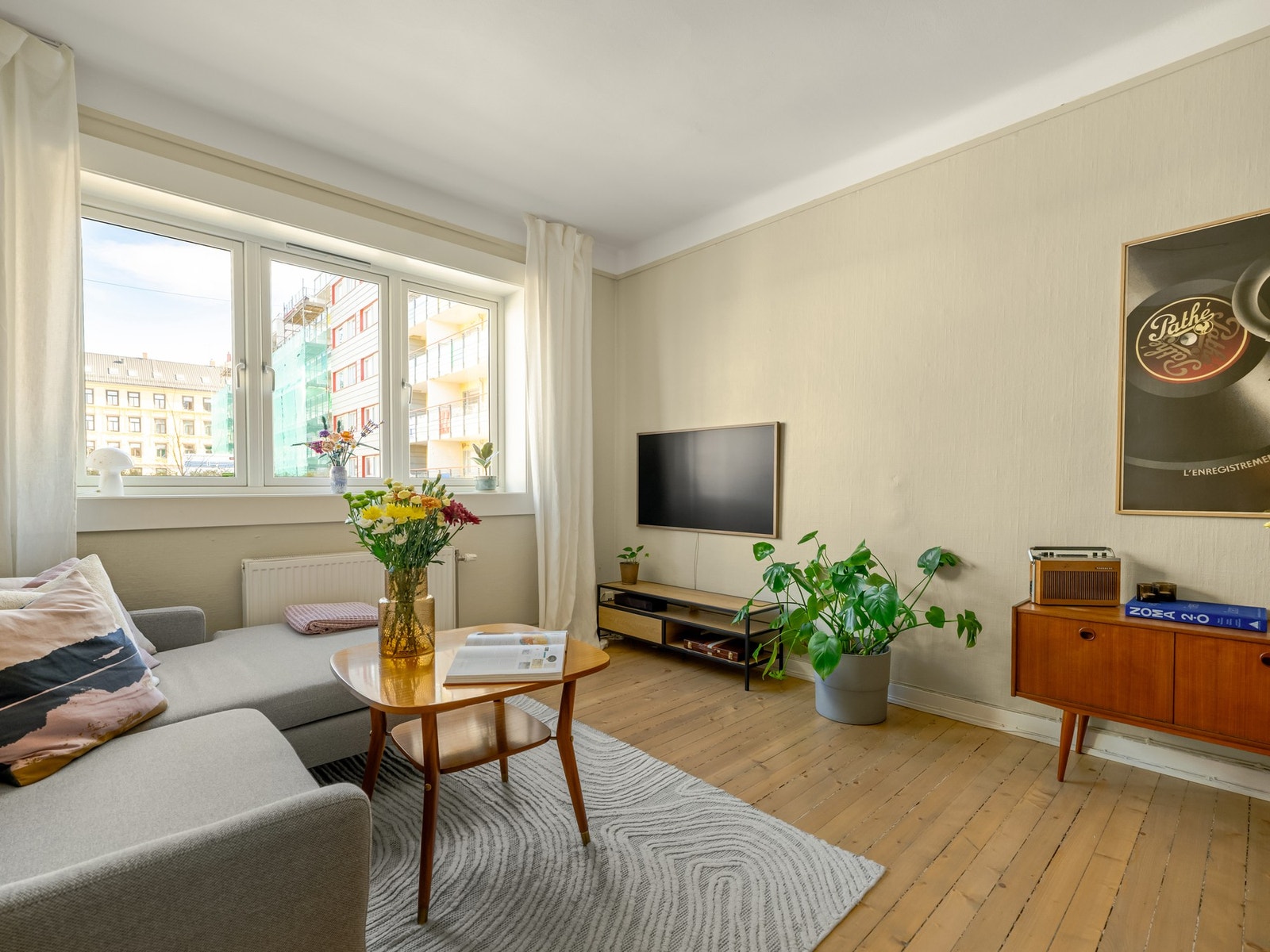 Det er rikelig med plass til både større sofagruppe og spiseplass. Galleribilde