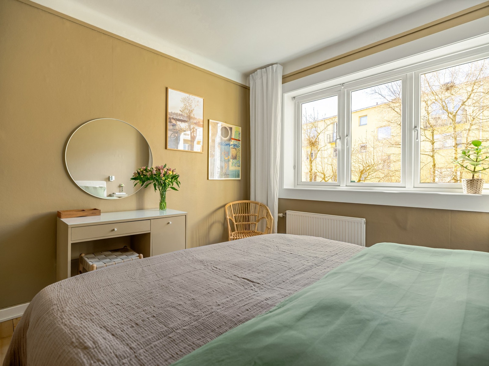 Rommet vender inn mot den frodige bakgården, så her kan du sove i ro og mak. Galleribilde