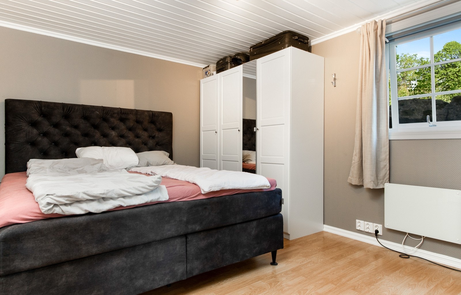 Romslig soverom med god plass til dobbeltseng. Galleribilde