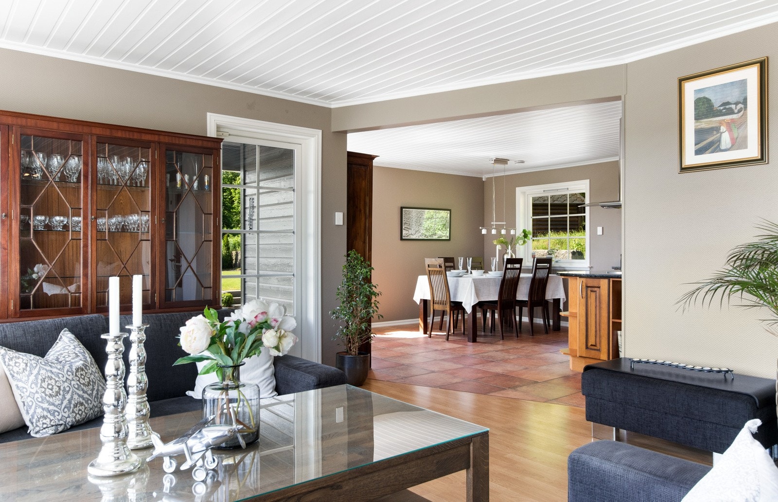 Stuen ligger i halvåpen løsning med kjøkkenet og byr på rikelig med plass, også til en større spisegruppe. Galleribilde