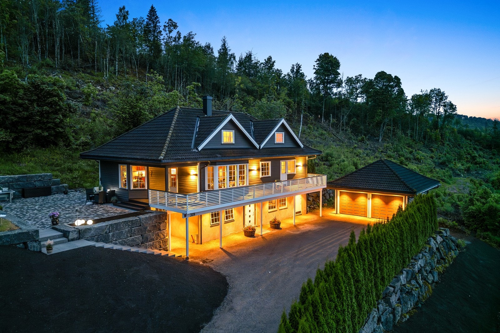 Boligen ligger i idylliske og rolige omgivelser med langstrakt utsikt, ca. 5 km fra Revetal sentrum i Re kommune. Galleribilde