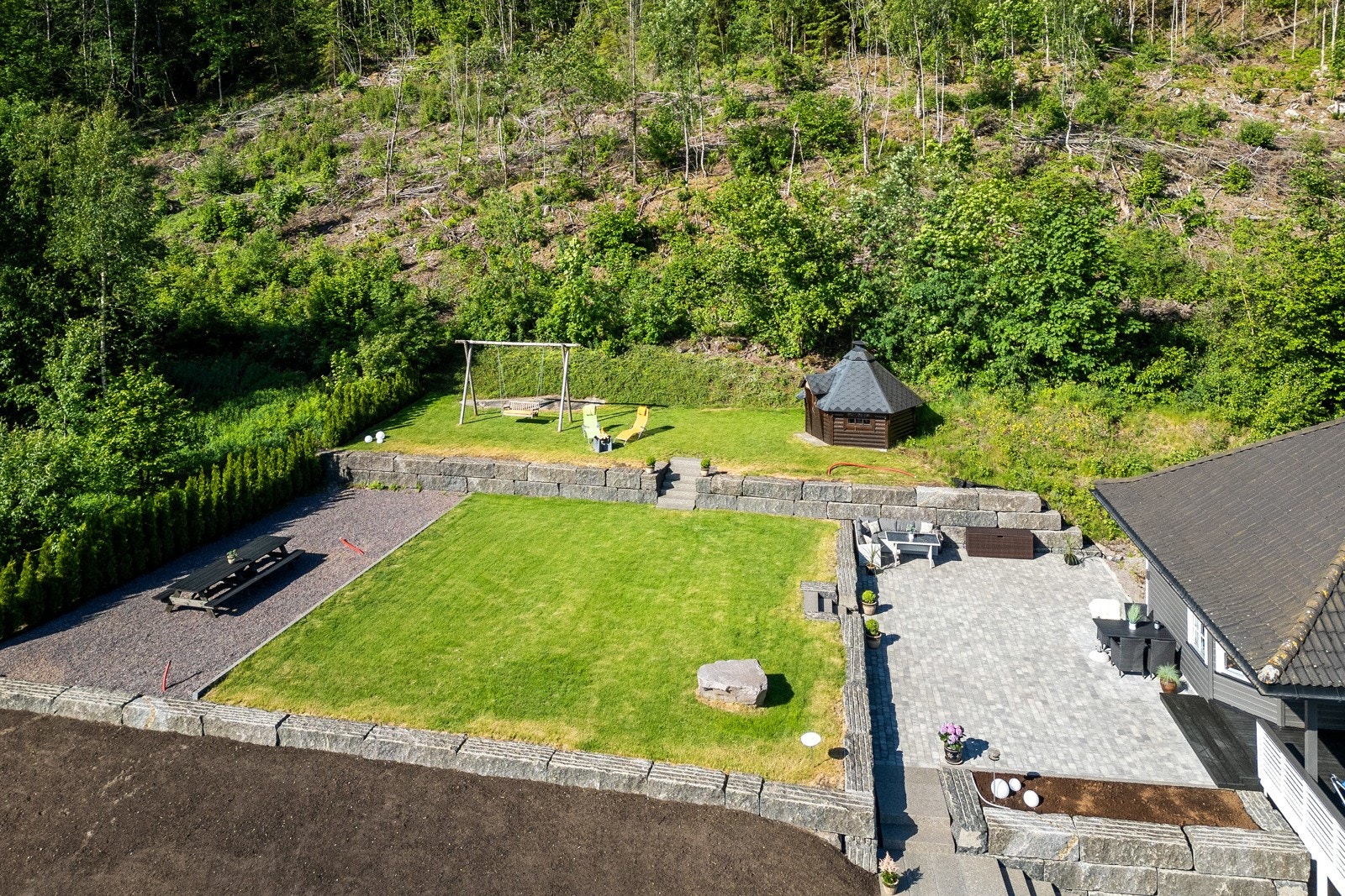 Den store, velstelte plenen gir rikelig med plass til lek og aktiviteter, og er omkranset av vakre granittsteinmurer som gir en følelse av privatliv og eksklusivitet. Galleribilde