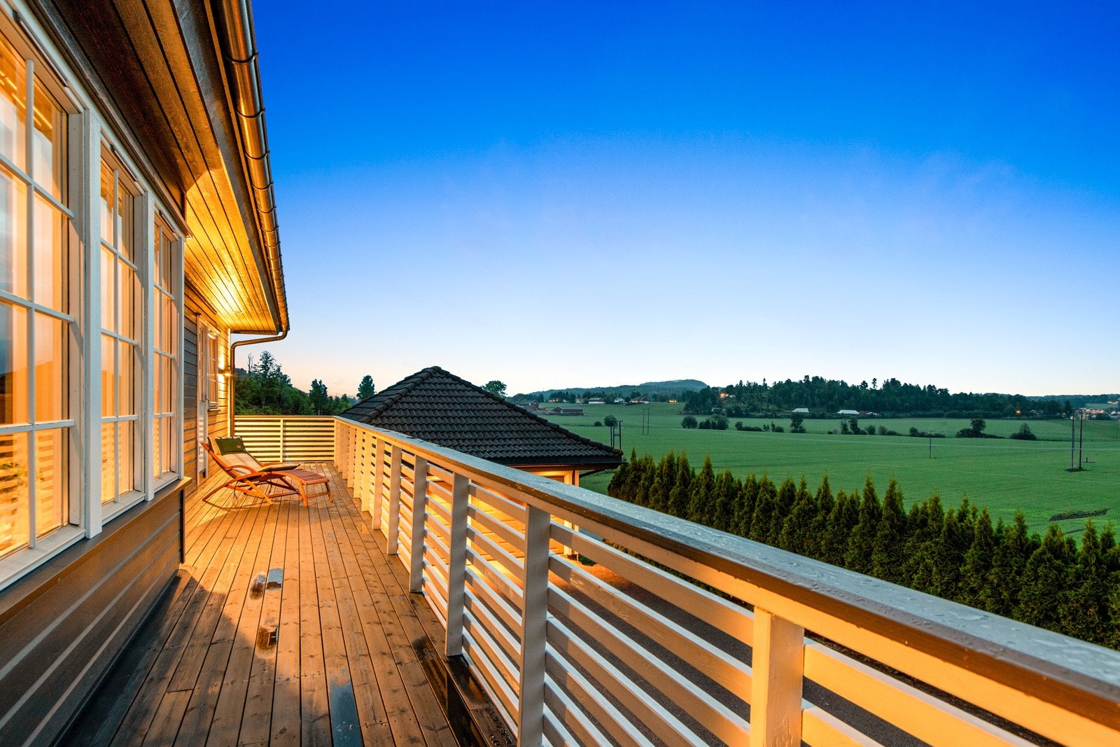 Den romslige steinlagte terrassen er ideell for grilling og utendørs bespisning, med plass til både lounge-møbler og spisebord. Galleribilde