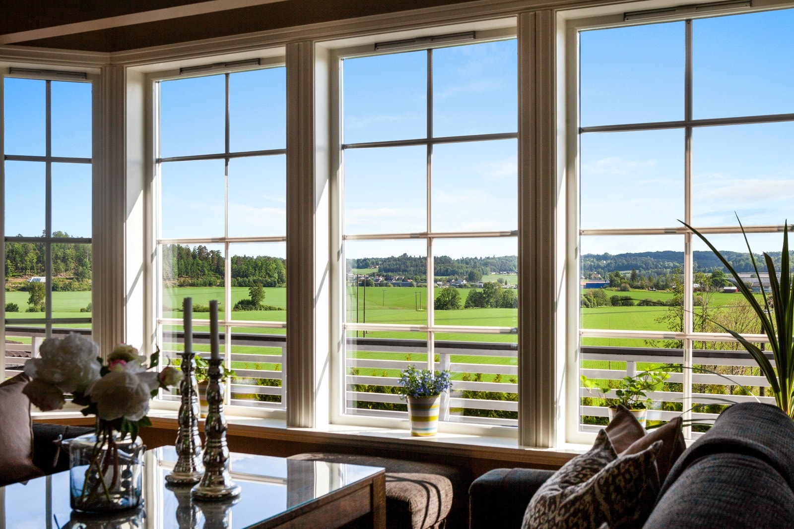 Store vindusflater slipper inn rikelig med naturlig lys og gir en flott utsikt. Galleribilde