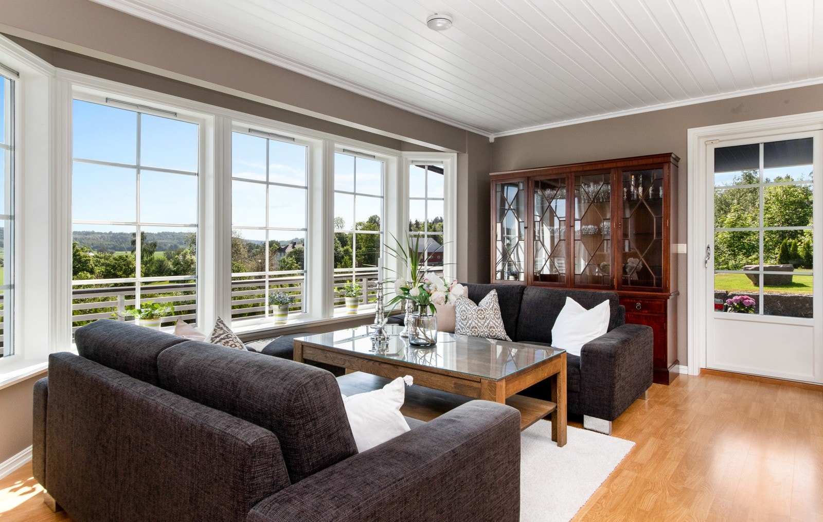 Den åpne planløsningen gir en naturlig flyt mellom oppholdsrommene. Galleribilde